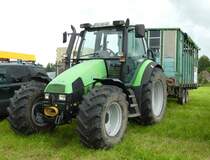 Deutz Agrotron 105 mit Viehanhänger steht bei der 2016er Kreistierschau des Landkreises Fulda in Almendorf, Juni 2016
