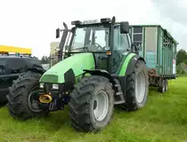 Deutz Agrotron 105 mit Viehanhänger steht bei der 2016er Kreistierschau des Landkreises Fulda in Almendorf, Juni 2016
