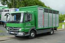 MB Atego 818 als Viehtransporter, gesehen bei der 2016er Kreistierschau des Landkreises Fulda in Almendorf, Juni 2016