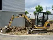 Caterpillar 302.5 auf einer Baustelle bei Munsbach (Lux.), 17.05.2008