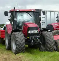 Case 140 des Lohnunternehmens  Kern , gesehen bei der 2016er Kreistierschau des Landkreises Fulda in Almendorf, Juni 2016