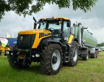 JCB Fastrac des Lohnunternehmens  KALB , gesehen bei der 2016er Kreistierschau des Landkreises Fulda in Almendorf, Juni 2016