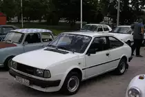 Skoda 130 Rapid mit einem 5 Gang Schaltgetriebe. Foto: Besucherparkplatz des Retropartisanen Festival, Mai 2016