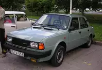 Skoda 130 in einer schönen Farbe. Foto: Besucherparkplatz des Retropartisanen Festival, Mai 2016