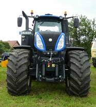 New Holland T8, steht bei der Kreistierschau des Landkreises Fulda im Juni 2016