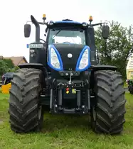 New Holland T8, steht bei der Kreistierschau des Landkreises Fulda im Juni 2016