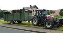 Valtra mit Viehanhänger, gesehen bei der Kreistierschau des Landkreises Fulda im Juni 2016