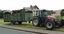 Valtra mit Viehanhänger, gesehen bei der Kreistierschau des Landkreises Fulda im Juni 2016