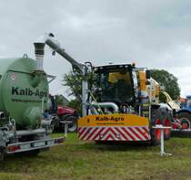 Claas Xerion 4000 mit Zunhammer Güllerbehälter (16000 l) ausgestellt bei der Kreistierschau des Landkreises Fulda im Juni 2016