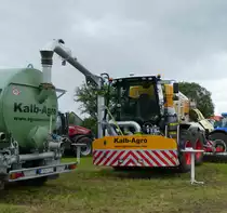 Claas Xerion 4000 mit Zunhammer Güllerbehälter (16000 l) ausgestellt bei der Kreistierschau des Landkreises Fulda im Juni 2016