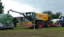 Claas Xerion 4000 mit Zunhammer Güllerbehälter (16000 l) ausgestellt bei der Kreistierschau des Landkreises Fulda im Juni 2016