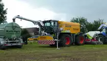 Claas Xerion 4000 mit Zunhammer Güllerbehälter (16000 l) ausgestellt bei der Kreistierschau des Landkreises Fulda im Juni 2016