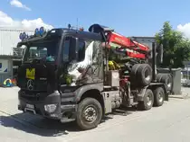 Mercedes Arocs 2651 Holztransporter auf einem Baumarkt-Parkplatz in Regen. 24.06.206