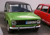 Rechtslenker Lada 2102 alias Lada 1200 Kombi, gebaut für den britishen Markt, gesehen auf dem Besucherparkplatz des Retropartisanen Festival, Mai 2016