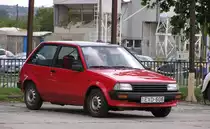 Dieser Toyota Starlet ist auch schon Oldtimer....wer hätte es gedacht? Fotografiert auf dem Besucherparkplatz des Retropartisanen Festival, Mai 2016