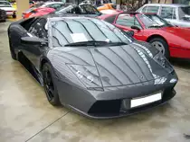 Lamborghini Murcielago Coupe. 2001 - 2010. Der unter der Regie von Audi entwickelte Murcielago war als Coupe und Roadster erhältlich. Der als Mittelmotor vebaute V12-motor leistet 580 PS aus aus 6192 cm³ Hubraum. Der mit einem permamenten Allradantrieb ausgerüstete Sportwagen erreich damit eine Höchstgeschwindigkeit von ca 330 km/h. Von diesem Modell verliessen ca. 4100 Einheiten die Bänder in Sant Agata Bolognese. Classic Remise Düsseldorf am 25.06.2016.