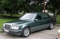 Mercedes-Benz E-Klasse W124, gesehen auf dem Besucherparkplatz des Retropartisanen Festival, Mai 2016