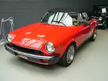 Fiat 124 Spider. 1982 - 1985. In seiner Urform wurde der Spider bereits 1966 vorgestellt und auch bis 1975 in Deutschland verkauft. Erst ab 1982 erschien das Modell wieder in den Schaufenstern der Händler. Hier wurde ein US-Modell, erkennbar an den seitlichen Begrenzungsleuchten, abgelichtet. Der 4-Zylinderreihenmotor leistet 105 PS aus 1995 cm³ Hubraum. Classic Remise Düsseldorf am 25.06.2016.