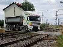 DAF XF 105-480, quert einen Bahnübergang entlang der Ostbahn; 160614
