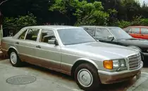 Mercedes-Benz S-Klasse. In den achtzigern war ein Mercedes-Benz in der Volksrepublik China kaum zu sehen und wenn, dann nur - wie hier auf dem Bild - in der Hauptstadt Beijing. Das Mercedes-Benz-Zeichen vorne auf der Motorhaube wurde aber von allen Autos abmontiert, da es als ein Symbol des Kapitalismus galt. Der Wagen auf dem Bild gehörte ein Mitglied der chinesischen Nationalversammlung. Bild vom Dia. Aufnahme: Mai 1989.