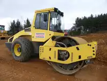 Bomag BW 213 DH-4 eingesetzt beim Bau der B50n, 24.04.2016