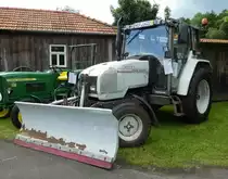 John Deere 3200 mit Schneeräumschild, gesehen in Niederaula anl. Oldtimertreffen im Juni 2016