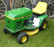 John Deere STX 30 Rasentraktor, gesehen beim Oldtimertreffen in Niederaula, Juni 2016
