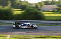 Porsche 919 Hybrid 2.0L Turbo V4,Nr.2 der siegreiche Porsche 919 Hybrid; gefahren von Neel Jani, Marc Lieb und Romain Dumas. auf den Weg in die Nacht 20.51 Uhr bei den 84. 24h von Le Mans am 18.6.2016 