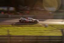 Toyota TS050 Hybrid 2.4L Turbo V6, LMP1, von Japan Toyota Gazoo Racing, Fahrer; Stéphane Sarrazin,
 Mike Conway, Kamui Kobayashi auf den Weg in die Nacht 20.44 Uhr bei den 84. 24h von Le Mans am 18.6.2016 