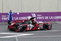 Audi R18 RP6, TDI 4.0L Turbo Diesel V6,  LMP1 von Audi Sport Team Joest 	Fahrer; Loïc Duval, Lucas di Grassi & Oliver Jarvis auf den Weg zur Siegerehrung den 84. 24h von Le Mans am 19.6.2016 