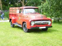 Ford F350 des Modelljahres 1956. Dieses Modell basiert auf der seit 1948 angebotenen, erfolgreichsten Pickup Baureihe der Welt, dem Ford F1 bzw. F100 ab dem Modelljahr 1953. Der Kunde konnte bei der Motorisierung zwischen einem 6-Zylinderreihenmotor oder einem V8-motor wählen. Herner Oldies am 03.07.2016.