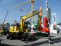 Komatsu PW 160-7 auf einer Baumaschinenmesse in Bern am 18.03.2009