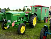 =John Deere 300 mit angehängtem Schäferwagen bei den Motorrad-Oldtimer-Freunden Kiebitzgrund im Juni 2016