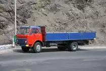 Volvo Kleinlastwagen als Aluguer (kapverdisch, ‚zu mieten‘), womit die auf den Kapverden weit verbreiteten Sammeltaxis bezeichnet werden; in der Regel sind es offene Pritschenwagen mit zwei Sitzbänken oder Minibusse (Mindelo/Cabo Verde, 23.03.2016)