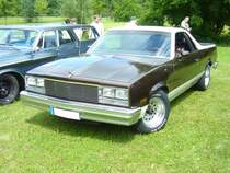Chevrolet El Camino des Modelljahres 1980. Seit 1978 wurden die El Camino Modelle auf dem Chassis des Malibu aufgebaut. Im Modelljahr 1980 konnte der Kunde zwischen vier Motorisierungen wählen: V6-motor mit 3752 cm³ und 110 PS, V6-motor mit 3785 cm³ und 115 PS,
V8-motor mit 4375 cm³ und 115 PS und 4998 cm³ und 145 PS. Herner Oldies am 03.07.2016.