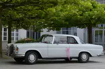 Mercedes-Benz W111 250SE Coupé mit Hochzeitsschmuck, Gersthofen, 09.07.2016
