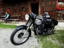 Norton-Motorrad, wurde vorm Eingang zum Freilichtmuseum Stehrerhof abgestellt; 160703