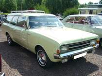Opel Rekord C CarAvan. 1966 - 1971. Der  Millionenseller  Rekord C war als zwei- und viertürige Limousine, als Coupe und als drei- und fünftüriger CarAvan lieferbar. Hier wurde ein fünftüriger CarAvan 1900S abgelichtet. Bei seiner Vorstellung im August 1966, kostete  ein solcher Kombi in Grundausstattung DM 9560,00. Motorisiert ist der 1900S mit einem 
4-Zylinderreihenmotor, der aus 1897 cm³ 90 PS leistet. Herner Oldies am 03.07.2016.
