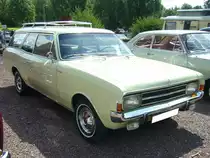 Opel Rekord C CarAvan. 1966 - 1971. Der  Millionenseller  Rekord C war als zwei- und viertürige Limousine, als Coupe und als drei- und fünftüriger CarAvan lieferbar. Hier wurde ein fünftüriger CarAvan 1900S abgelichtet. Bei seiner Vorstellung im August 1966, kostete  ein solcher Kombi in Grundausstattung DM 9560,00. Motorisiert ist der 1900S mit einem 
4-Zylinderreihenmotor, der aus 1897 cm³ 90 PS leistet. Herner Oldies am 03.07.2016.