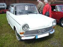 DKW F12. 1963 - 1965. Der F12 und sein spartanischer ausgestattes Schwestermodell F11 waren die Nachfolger des DKW Junior. Während der F11 noch mit dem Motor des Junior de Luxe ausgerüstet wurde, hatte der F12 den 3-Zylinderreihenzweitaktmotor mit 889 cm³ unter der Motorhaube. Dieser leistet 40 PS und verhilft dem F12 zu einer Höchstgeschwindigkeit von 124 km/h. Herner Oldies am 03.07.2016.