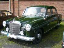 Mercedes Benz W120 180b. 1959 - 1961. Ein solcher 180b stand bei seiner Vorstellung im Juli 1959 mit DM 8760,00 in den Preislisten der Händler. Dafür bekam der Käufer ein solides, modernes Fahrzeug mit einem 4-Zylinderreihenmotor. Dieser leistet aus einem Hubraum von 1897 cm³ 68 PS. Herner Oldies am 03.07.2016.