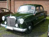Mercedes Benz W120 180b. 1959 - 1961. Ein solcher 180b stand bei seiner Vorstellung im Juli 1959 mit DM 8760,00 in den Preislisten der Händler. Dafür bekam der Käufer ein solides, modernes Fahrzeug mit einem 4-Zylinderreihenmotor. Dieser leistet aus einem Hubraum von 1897 cm³ 68 PS. Herner Oldies am 03.07.2016.
