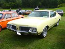 Oldsmobile Cutlass Coupe des Modelljahres 1970. Die Cutlass Baureihe war das Mittelklassemodell der Oldsmobile Division. Der Käufer konnte zwischen einem 2458 cm³ 
6-Zylinderreihenmotor mit 150 PS oder einem V8-motor mit 5735 cm³ und 250 PS wählen. Der abgelichtete Wagen ist im Farbton bamboo lackiert. Herner Oldies am 03.07.2016.