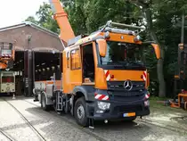 Nagelenuer VGF Mercedes Benz Arocs Oberleitungswagen mit ZAGRO Zweiwege Einheit am 10.07.16 beim Sommerfest im Straßenbahn Museum Frankfurt am Main
