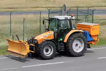 Massey Ferguson Schlepper gesehen am Flughafen Frankfurt 8.7.2016