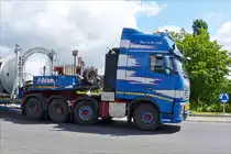 . Seitenansicht einer 4 achsigen Volvo Sattelzugmaschine, welche selten zu sehen sind.  13.07.2016.