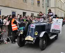 Renault NN, bei der 22.Fahrer Parade am 17.6.2016 in Le Mans, auf der Rückbank: (Toyota Gazoo Racing Team der Nr.6 Toyota TS050 Hybrid ) Mike Conway, Stéphane Sarrazin, Kamui Kobayashi