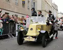 Renault NN, bei der 22.Fahrer Parade am 17.6.2016 in Le Mans, auf der Rückbank:  Extreme Speed Motorsports Team Nr.30 (Ligier JSP2)  Ed Brown,  Johannes van Overbeek, Scott Sharp