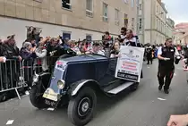 Renault NN, bei der 22.Fahrer Parade am 17.6.2016 in Le Mans, auf der Rückbank: (Toyota Gazoo Racing Team der Nr.5 Toyota TS050 Hybrid )Sébastien Buemi, Anthony Davidson, Kazuki Nakajima