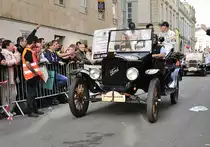 Ford T ?, bei der 22.Fahrer Parade am 17.6.2016 in Le Mans, auf der Rückbank: Aston Martin Racing Team Nr.97(Aston Martin Vantage GTE) Richie Stanaway, Jonny Adam,  Fernando Rees
